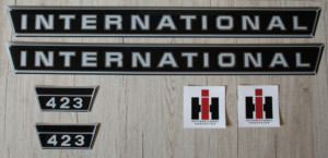 IHC International 423 Aufkleber silber klein
