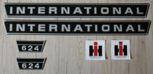IHC International 624 Aufkleber silber klein