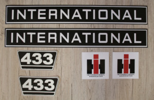 IHC International 433 Aufkleber schwarz weiss klein