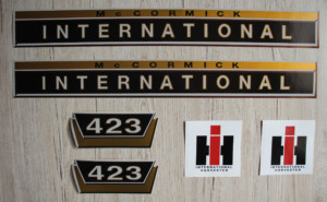 IHC International 423 Aufkleber gold klein