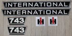 IHC International 743 Aufkleber schwarz weiss groß