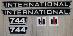 IHC International 744 Aufkleber schwarz weiss groß