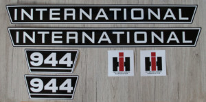 IHC International 944 Aufkleber schwarz weiss groß