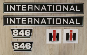 IHC International 846 Aufkleber schwarz weiss klein