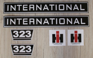 IHC International 323 Aufkleber schwarz weiss klein