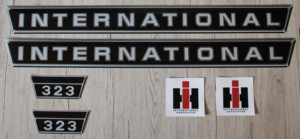 IHC International 323 Aufkleber silber