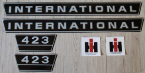 IHC International 423 Aufkleber silber groß