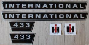 IHC International 433 Aufkleber silber groß