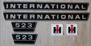 IHC International 523 Aufkleber silber groß