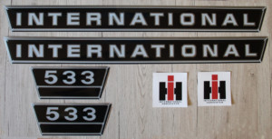 IHC International 533 Aufkleber silber groß