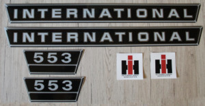 IHC International 553 Aufkleber silber groß