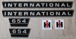 IHC International 654 Aufkleber silber groß