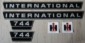 IHC International 744 Aufkleber silber groß