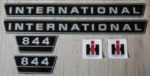 IHC International 844 Aufkleber silber groß
