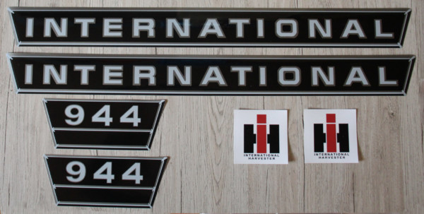 IHC International 944 Aufkleber silber groß