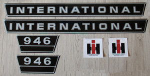 IHC International 946 Aufkleber silber groß